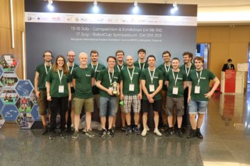 Das Roboterfußballteam der FAU nach dem Erringen des Vizeweltmeistertitels 2022 in Thailand