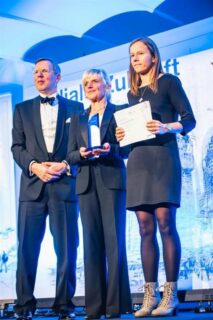 Zum Artikel "Dr. Katharina Kolb receives the VDE Bayern Award 2023"